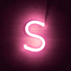 Les Lettres LED Rose reproduisent parfaitement l'effet visuel des anciennes enseignes néon. Son design modulaire vous permet  ...
