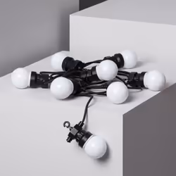 La Guirlande d'Ampoule LED Solaire Extérieur Kuiper 7m se charge à l'énergie solaire grâce à son panneau solaire. Le panneau  ...