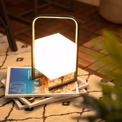 La Lampe à Poser LED Portative Extérieure 2.5W Tiber avec Batterie Rechargeable USB est une lampe portatif, légère et avec un ...