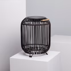 La Lampe à Poser LED Extérieure Solaire Bhilai intègre un panneau solaire qui vous permet de recharger sa batterie . Elle com ...