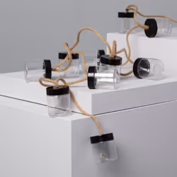 La Guirlande LED Extérieure Solaire Tarros 2m est idéale pour avoir une lumière décorative à très faible consommation qui don ...