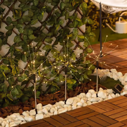 Le Set de 3 Piquets LED Extérieur Solaire Pissenlits se compose de 3 lampes en forme de pissenlits ou feux d'artifice. Son de ...