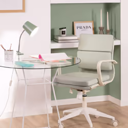 La Lampe de Bureau Flex Métal Delavan avec Pince combine un design unique et coloré avec des finitions de grande qualité . Ce ...