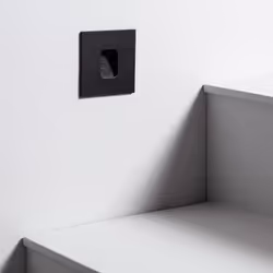La Balise LED Extérieure 2W Encastrable au Mur Carrée Grasset Noire est un élément d'éclairage complémentaire, qui émet une l ...