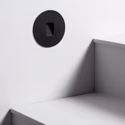 La Balise LED Extérieure 2W Encastrable au Mur Ronde Grasset Noire est un élément d'éclairage complémentaire, qui émet une lu ...