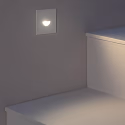 La Balise LED Extérieure 2W Encastrable au Mur Carrée Guell Blanche est un élément d'éclairage complémentaire, qui émet une l ...