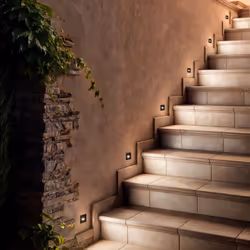La Balise LED Extérieure 2W Encastrable au Mur Carrée Guell Noire est un élément d'éclairage complémentaire, qui émet une lum ...