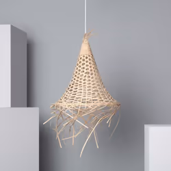 La Suspension Rotin Koni combine un design unique et élégant avec des finitions de grande qualité. Ce type de lampes design v ...