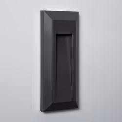 La Balise LED Extérieure 1W en Saillie au Mur Rectangulaire Gisli Noire est un élément d'éclairage de courtoisie, qui émet un ...