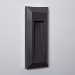 La Balise LED Extérieure 1W en Saillie au Mur Rectangulaire Gisli Noire est un élément d'éclairage de courtoisie, qui émet un ...
