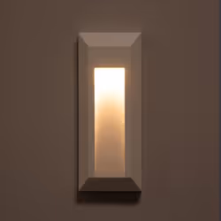 La Balise LED Extérieure 1W en Saillie au Mur Rectangulaire Gisli Blanche est un élément d'éclairage de courtoisie, qui émet  ...