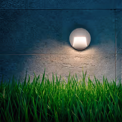 La Balise LED Extérieure 3W En Saillie au Mur Ronde Nilsa Blanche est la solution idéale pour le balisage de couloirs et d’es ...