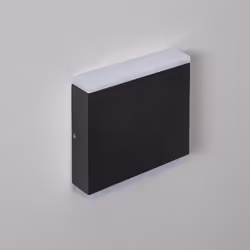 L' Applique Murale LED Extérieure Orus 6 W Éclairage Double Face Carrée Noire est, sans aucun doute, un élément très décorati ...