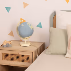 La Lampe à Poser Bola Mundo est une lampe inhabituelle, parfaite pour compléter votre bureau ou votre table de chevet, où vou ...