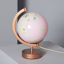 La Lampe à Poser Bola Mundo est une lampe inhabituelle, parfaite pour compléter votre bureau ou votre table de chevet, où vou ...