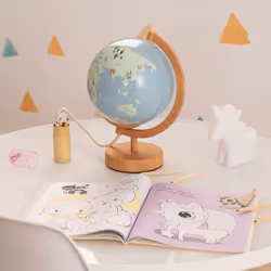 La Lampe à Poser Bola Mundo est une lampe inhabituelle, parfaite pour compléter votre bureau ou votre table de chevet, où vou ...