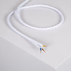 Le Câble Électrique Textile Tressé Blanc est le câble parfait pour donner une touche de personnalité à la lampe ou à la douil ...