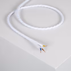 Le Câble Électrique Textile Tressé Blanc est le câble parfait pour donner une touche de personnalité à la lampe ou à la douil ...