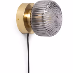 La Lampe Murale Métal et Verre Windsor est l'élément d'éclairage dont vous avez besoin pour donner une touche élégante et ori ...