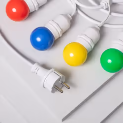 Ce Kit Guirlande Waterproof 5.5m Blanche + 8 Ampoules LED E27 G45 3W est un élément largement utilisé dans l'éclairage décora ...