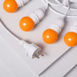 Ce Kit Guirlande Waterproof 5.5m Blanche + 8 Ampoules LED E27 G45 3W est un élément largement utilisé dans l'éclairage décora ...