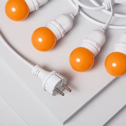 Kit Guirlande Waterproof 5.5m Blanche + 8 Ampoules LED E27 G45 3W de Couleurs Orange