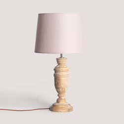 La Lampe à Poser en bois Hausa ILUZZIA fait partie de la gamme indienne de la marque ILUZZIA . Toute la base de cette collect ...