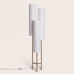 Le lampadaire Métal Senza est un élément parfait pour donner une touche décorative à n'importe quel espace. Il est fait de mé ...