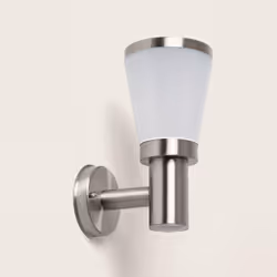L' Applique Murale Extérieure Acier Inoxydable Idun est l'élément parfait pour éclairer les allées, terrasses ou jardins, ajo ...