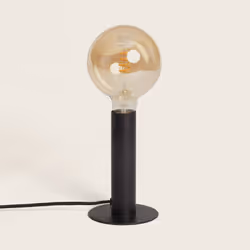 La Lampe à Poser Métal Rovia combine un design unique et subtil, avec des finitions en métal de couleur blanc, noir et terre  ...