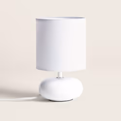 La Lampe à Poser Céramique Ava est une pièce d'éclairage charmante et polyvalente qui ajoute une touche d'élégance et de coul ...