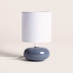 La Lampe à Poser Céramique Ava est une pièce d'éclairage charmante et polyvalente qui ajoute une touche d'élégance et de coul ...