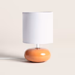 La Lampe à Poser Céramique Ava est une pièce d'éclairage charmante et polyvalente qui ajoute une touche d'élégance et de coul ...