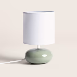 La Lampe à Poser Céramique Ava est une pièce d'éclairage charmante et polyvalente qui ajoute une touche d'élégance et de coul ...