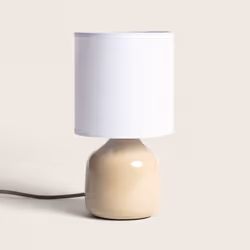 La Lampe à Poser Céramique Maya est une pièce d'éclairage charmante et polyvalente qui ajoute une touche d'élégance et de cou ...