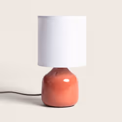 La Lampe à Poser Céramique Maya est une pièce d'éclairage charmante et polyvalente qui ajoute une touche d'élégance et de cou ...
