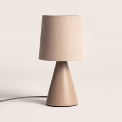 La Lampe à Poser Céramique Artzai est une pièce d'éclairage charmante et polyvalente qui ajoute une touche d'élégance et de c ...