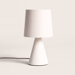 La Lampe à Poser Céramique Artzai est une pièce d'éclairage charmante et polyvalente qui ajoute une touche d'élégance et de c ...