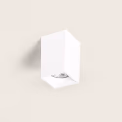 Le Plafonnier Carré Traxim S est un élément d'éclairage très décoratif grâce à son design actuel et minimaliste. Ce plafonnie ...