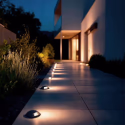 La Balise Extérieure LED 1W Encastrable au Sol Letso 1L Grise est une option discrète et élégante pour éclairer les espaces e ...
