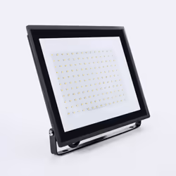 Ce Projecteur Extérieur de 100W offre un éclairage puissant et de haute qualité qui garantit une visibilité optimale dans n'i ...