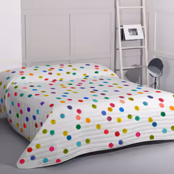 Couette Confettis 180x260 cm (Lit 80/90/105) Matériau : 100 % coton (extérieur) 100 % polyester (remplissage) Couleur: multic ...