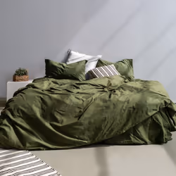 Housse de couette Basic 140x200 cm (Lit 80) Vert olive Matériel:100% coton Couleur : vert olive. Observations :1 x Housse de  ...