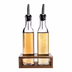 Un ensemble de deux bouteilles en verre avec distributeurs dans un support en bois. Elles sont parfaites comme bouteilles pou ...