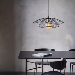 Transformez votre espace avec la beauté captivante de notre lustre en métal noir. Élevez votre décoration intérieure avec not ...