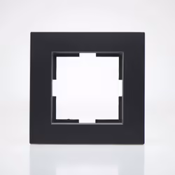 Cette plaque de finition plastique noir 1 poste 81x83x10mm possède une couleur éclatante et un toucher agréable. Elle doit êt ...