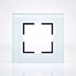 Cette plaque de finition verre vert 1 poste 84x87x10mm reflète la luminosité ambiante et apporte une touche épurée, moderne e ...