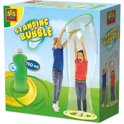 SES Creative Debout dans une bulle géante