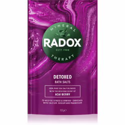 Récompensez-vous après une journée difficile en plongeant dans un bain chaleureusement relaxant. Les sels de bains Radox Deto ...