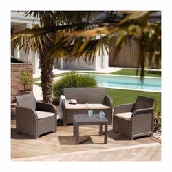 Cet agréable salon de jardin de couleur beige, en résine injectée, se compose d'une agréable banquette 2 places, de deux faut ...
